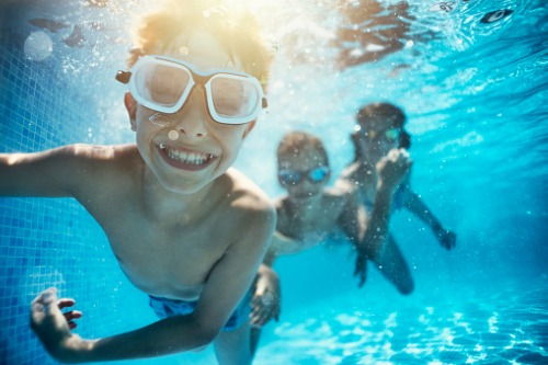 Descubre las enfermedades causadas en piscinas y aguas recreativas - Adeslas Salud y Bienestar