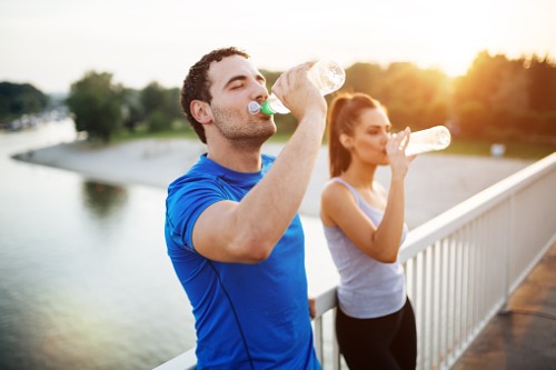 La importància de la hidratació durant la pràctica esportiva – Adeslas Salud y Bienestar