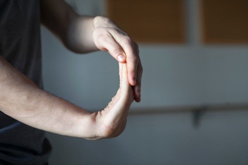 Exercicis per millorar la mobilitat de les mans i els canells - Adeslas Salud y Bienestar