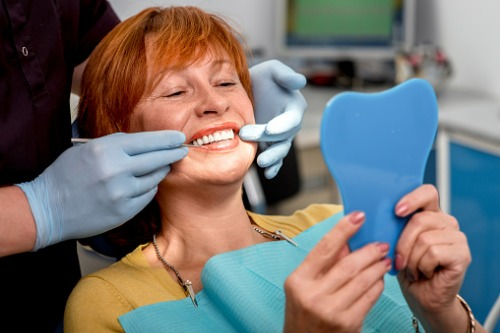 Descobreix com cuidar i mantenir la pròtesi dental – Adeslas Salud y Bienestar