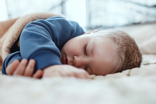 Descubre las razones por las que los niños deben echarse la siesta – Adeslas Salud y Bienestar